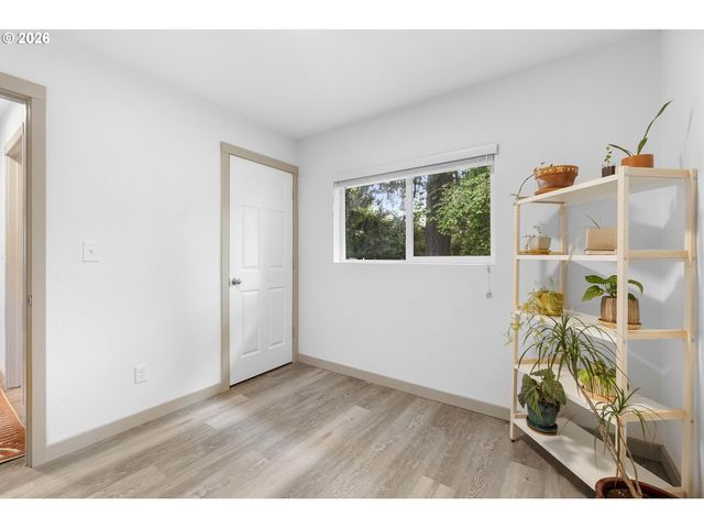 9946 N LOMBARD St, Portland, OR 97203