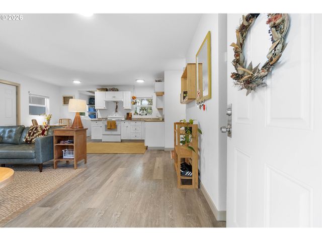 9946 N LOMBARD St, Portland, OR 97203