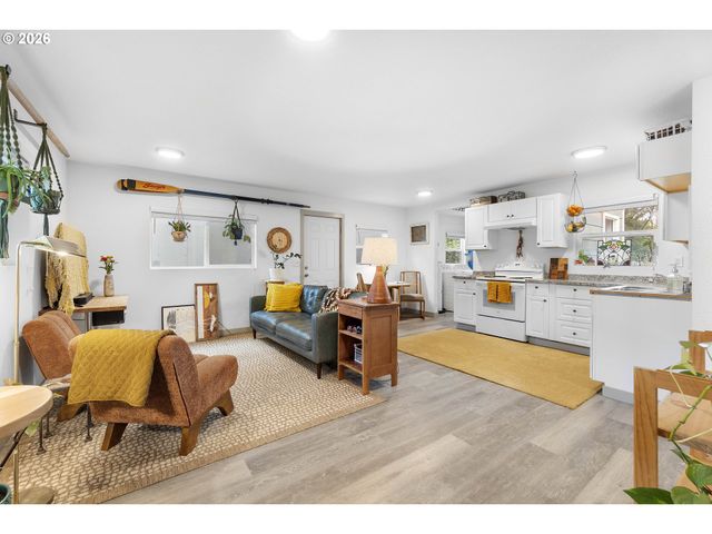 9946 N LOMBARD St, Portland, OR 97203