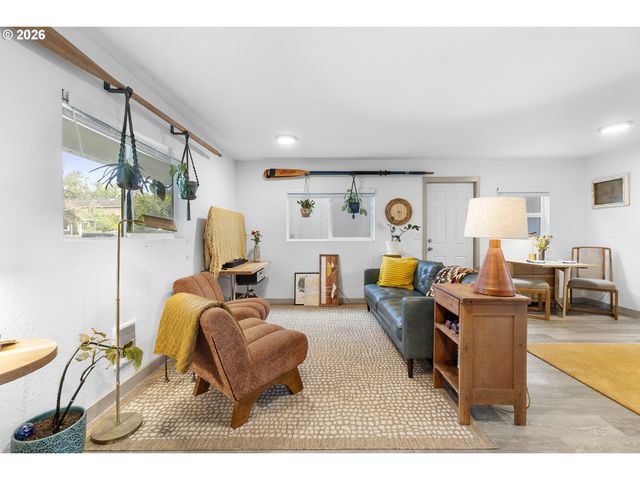 9946 N LOMBARD St, Portland, OR 97203