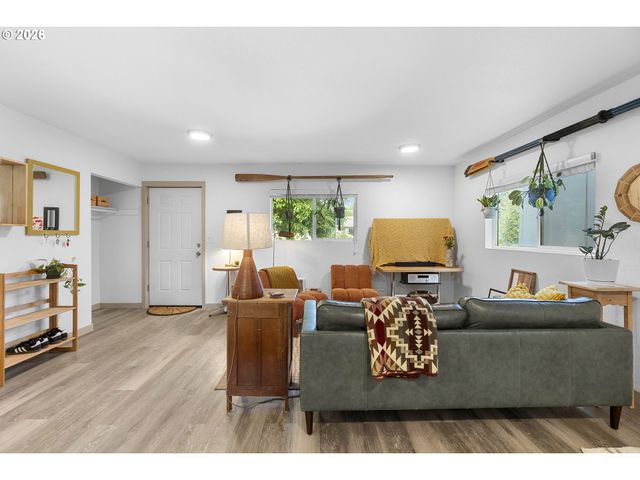 9946 N LOMBARD St, Portland, OR 97203