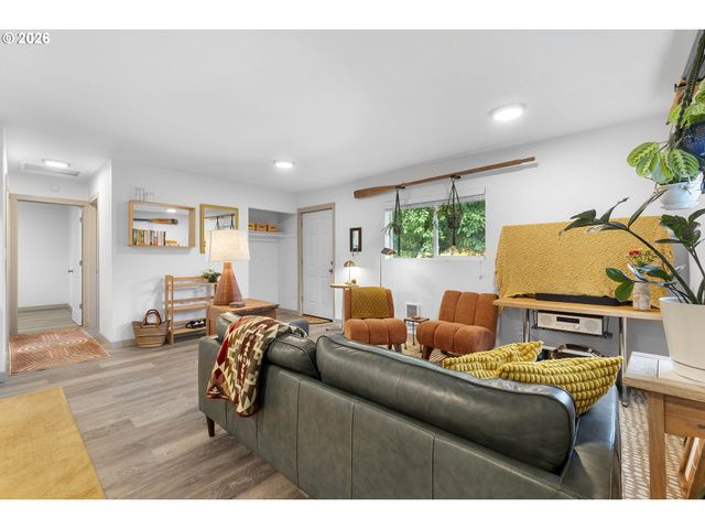 9946 N LOMBARD St, Portland, OR 97203
