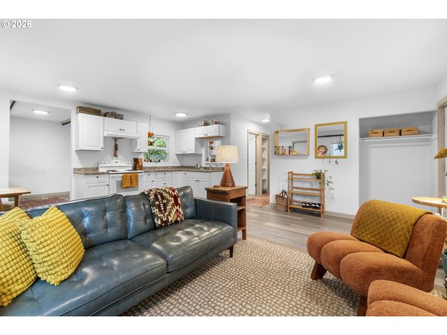 9946 N LOMBARD St, Portland, OR 97203
