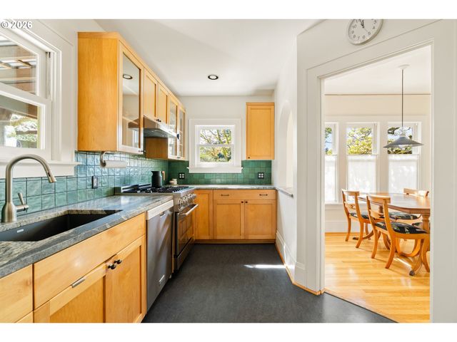 1941 Sw CANBY St, Portland, OR 97219