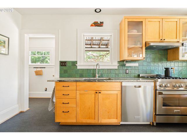 1941 Sw CANBY St, Portland, OR 97219