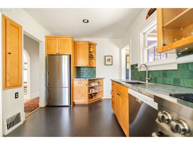 1941 Sw CANBY St, Portland, OR 97219