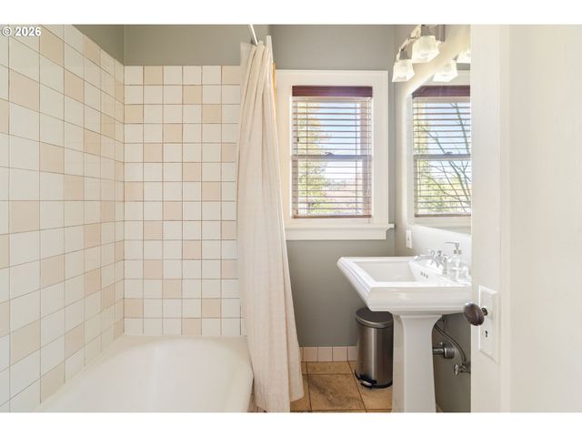 1941 Sw CANBY St, Portland, OR 97219