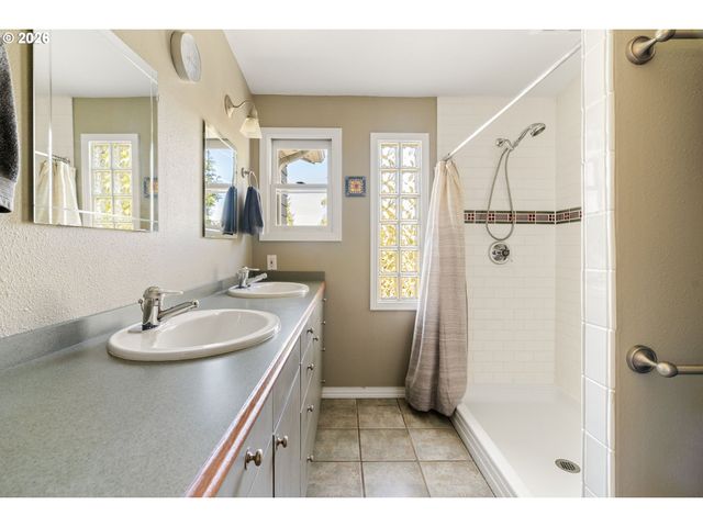 1941 Sw CANBY St, Portland, OR 97219