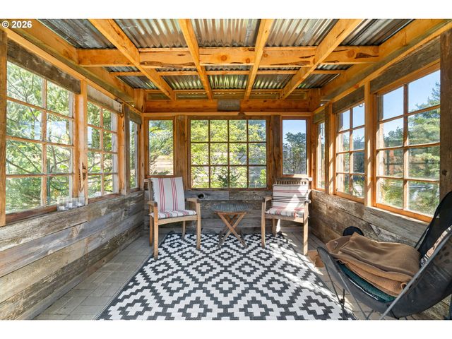 1941 Sw CANBY St, Portland, OR 97219