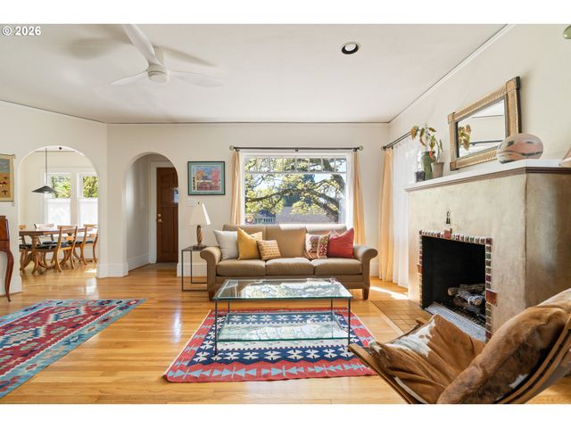 1941 Sw CANBY St, Portland, OR 97219