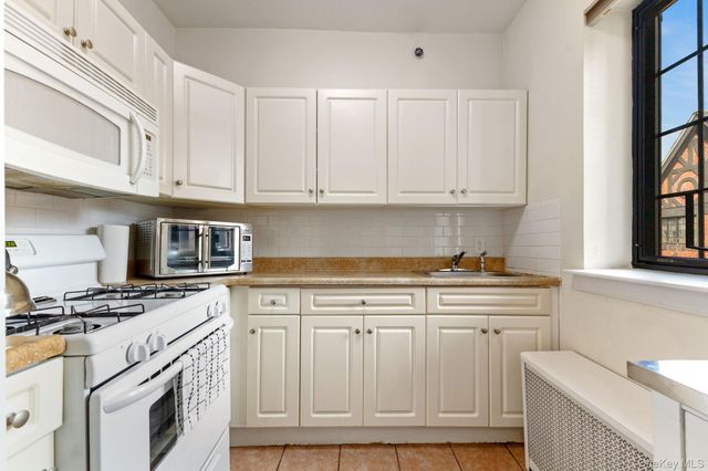 45 Pondfield Road W 6E, Bronxville, NY 10708