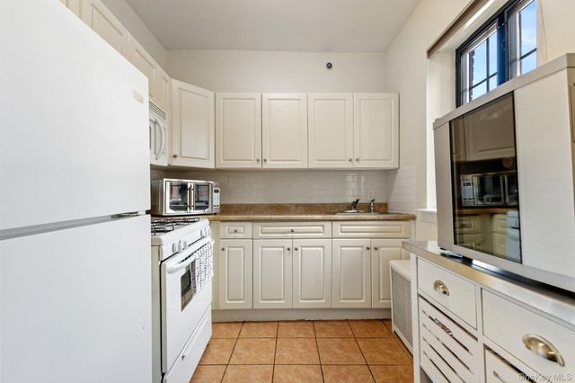 45 Pondfield Road W 6E, Bronxville, NY 10708