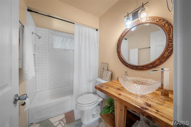 236 Hillcrest Boulevard, Ballwin, MO 63021