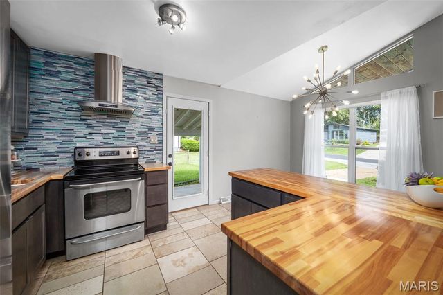 236 Hillcrest Boulevard, Ballwin, MO 63021