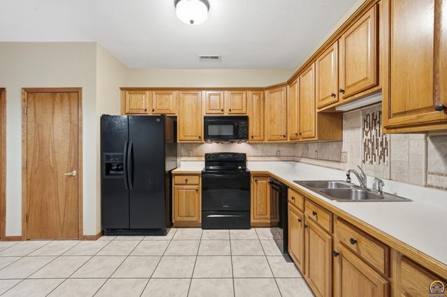 2828 Kelly Cir, Manhattan, KS 66502