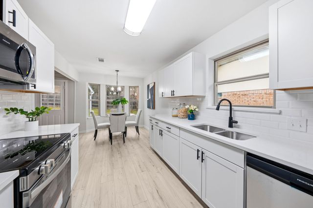 2105 Sexton Drive, Arlington, TX 76015