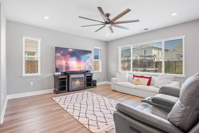 2849 Tacoma Dr, Lathrop, CA 95330