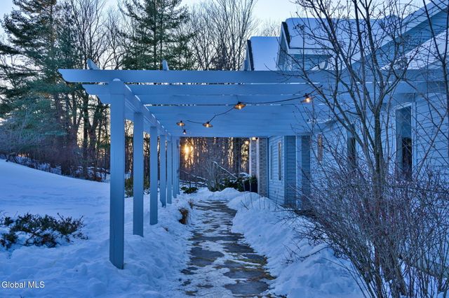 27 Indian Pipe Drive, North Greenbush, NY 12198