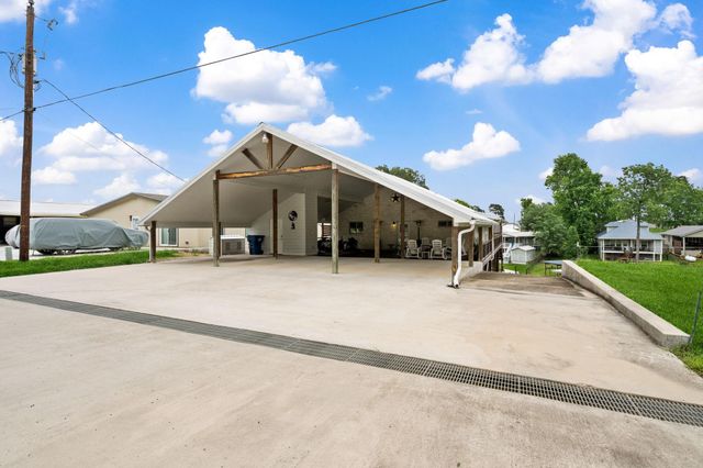 371 E Woodland Shores Drive, Point Blank, TX 77364