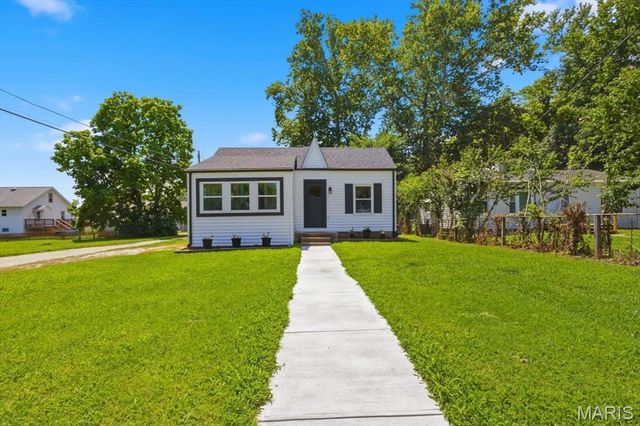527 Emmons Avenue, St Charles, MO 63301