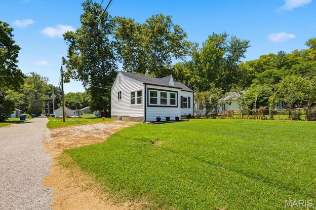 527 Emmons Avenue, St Charles, MO 63301