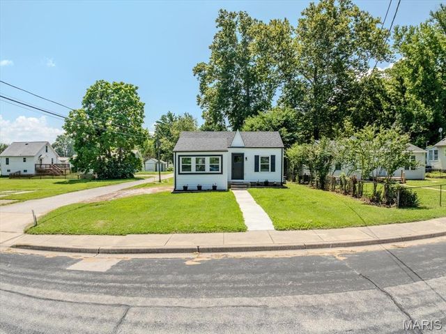 527 Emmons Avenue, St Charles, MO 63301