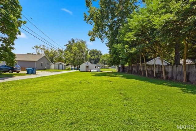 527 Emmons Avenue, St Charles, MO 63301