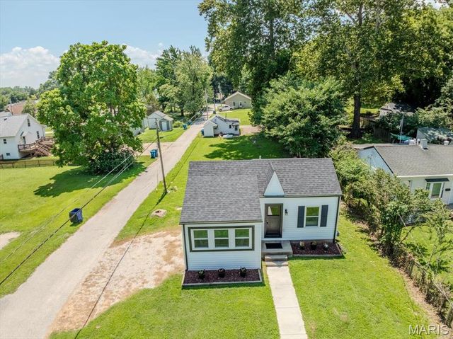527 Emmons Avenue, St Charles, MO 63301