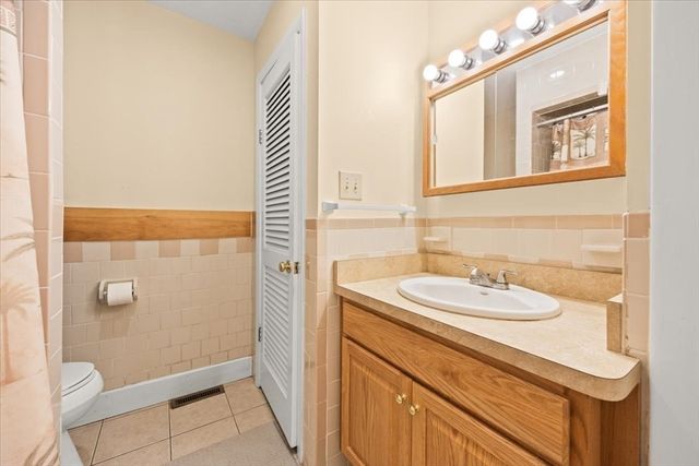 74 Lakeview Ave, Taunton, MA 02780
