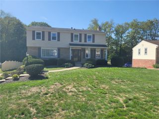 5047 Meadowridge Ln, Hampton, PA 15044