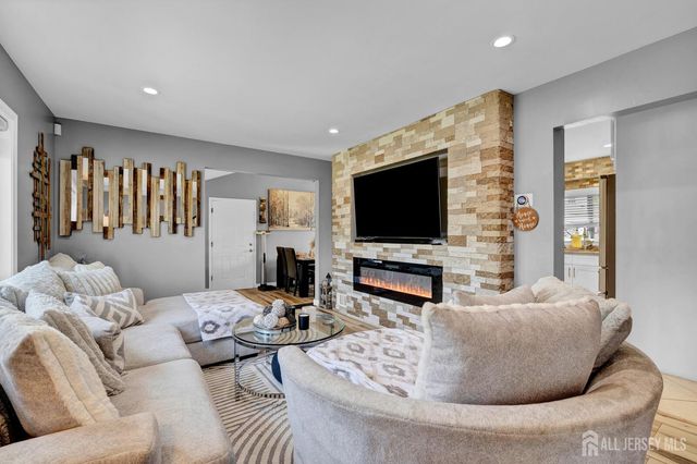91 Crestview Road, Fords, NJ 08863