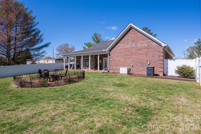 140 Huffstetler Lake Road, Dallas, NC 28034