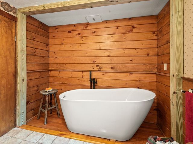 25 Maple Ave, Oxford, MA 01537