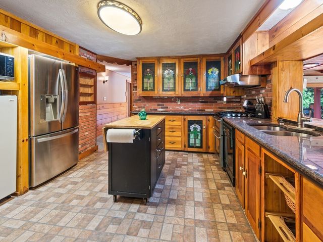 25 Maple Ave, Oxford, MA 01537