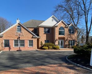 31 Constance Court, West Islip, NY 11795