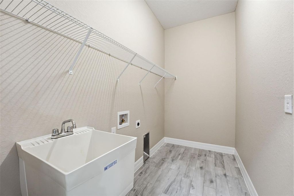 Image 31 of property listing at 106 SMALLWOOD ROAD, Rotonda West, FL 33947