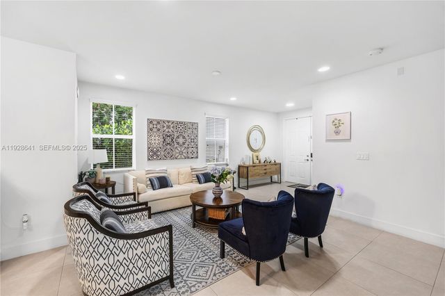 10470 NW 69th Ter 1, Doral, FL 33178