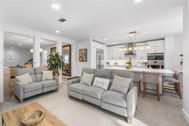 10470 NW 69th Ter 1, Doral, FL 33178