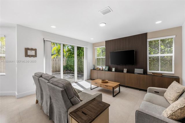 10470 NW 69th Ter 1, Doral, FL 33178