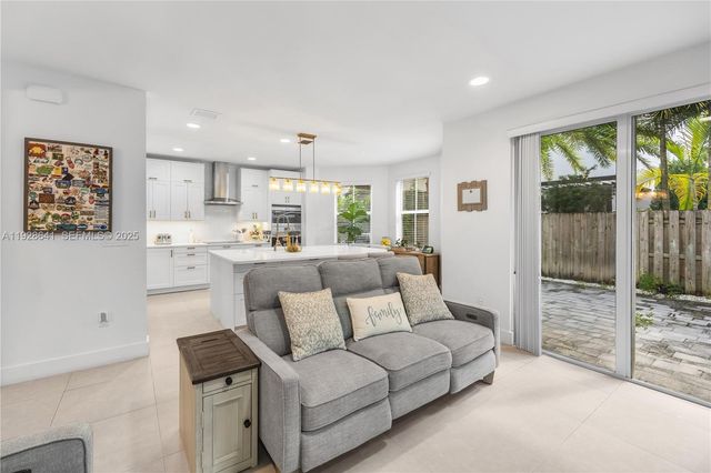 10470 NW 69th Ter 1, Doral, FL 33178