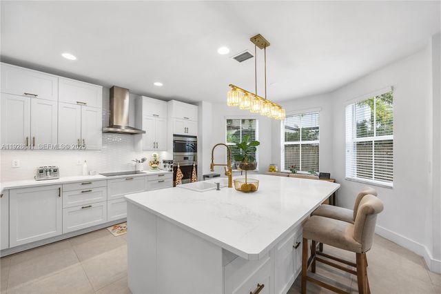 10470 NW 69th Ter 1, Doral, FL 33178