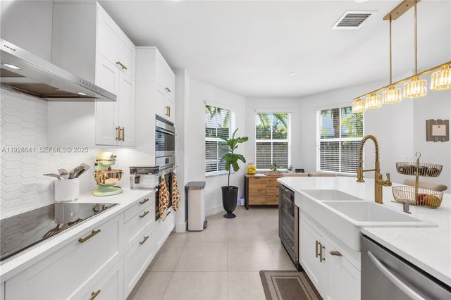 10470 NW 69th Ter 1, Doral, FL 33178