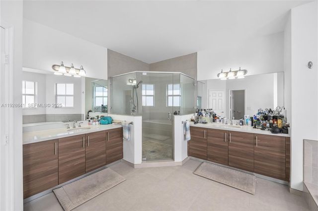 10470 NW 69th Ter 1, Doral, FL 33178