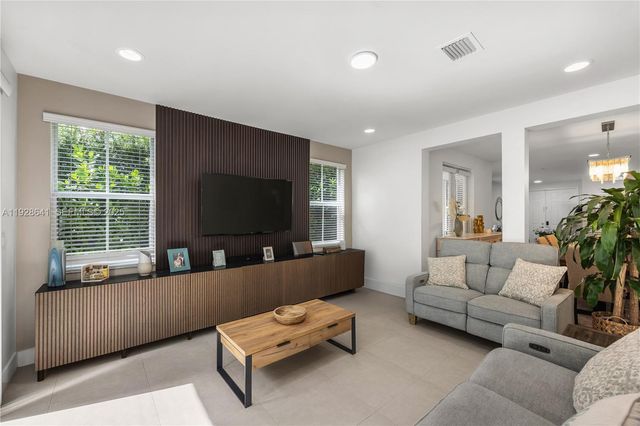 10470 NW 69th Ter 1, Doral, FL 33178