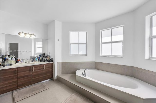 10470 NW 69th Ter 1, Doral, FL 33178