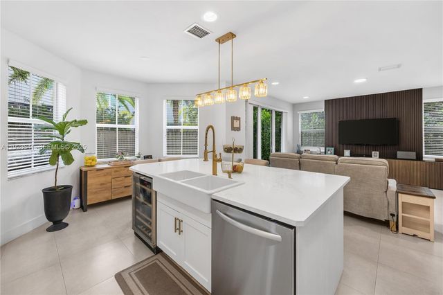 10470 NW 69th Ter 1, Doral, FL 33178