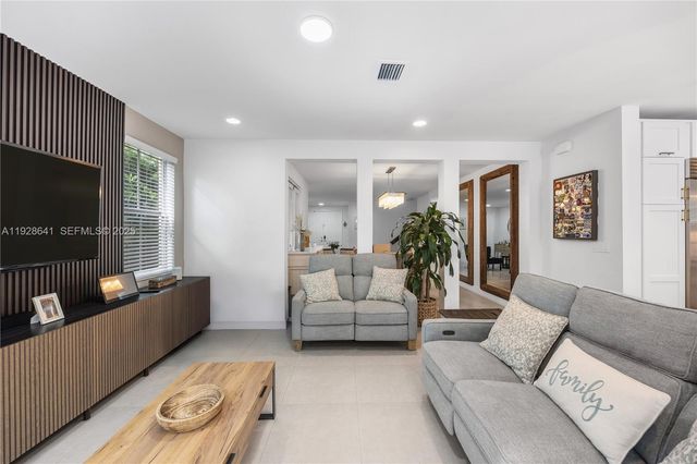 10470 NW 69th Ter 1, Doral, FL 33178