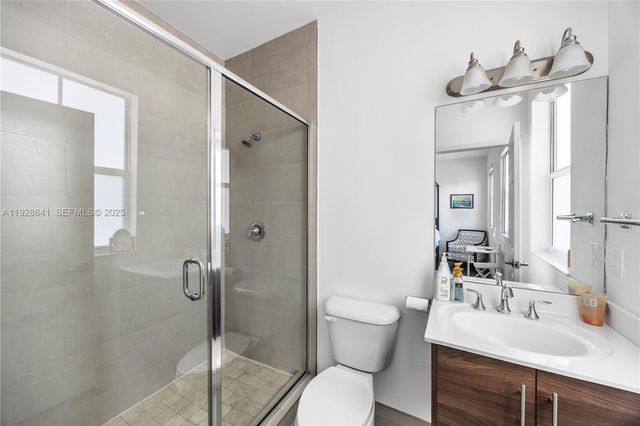 10470 NW 69th Ter 1, Doral, FL 33178