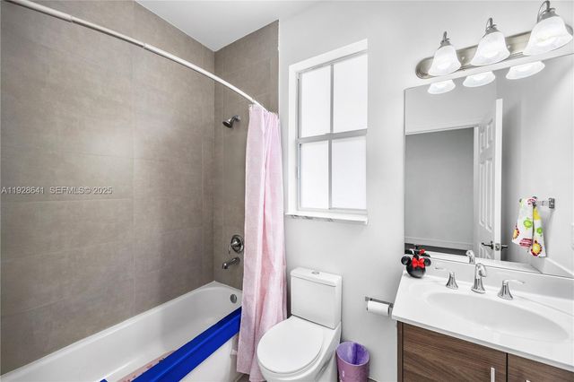 10470 NW 69th Ter 1, Doral, FL 33178