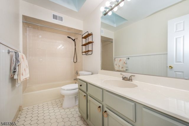 44 Littlewood Ct, Wayne Twp., NJ 07470